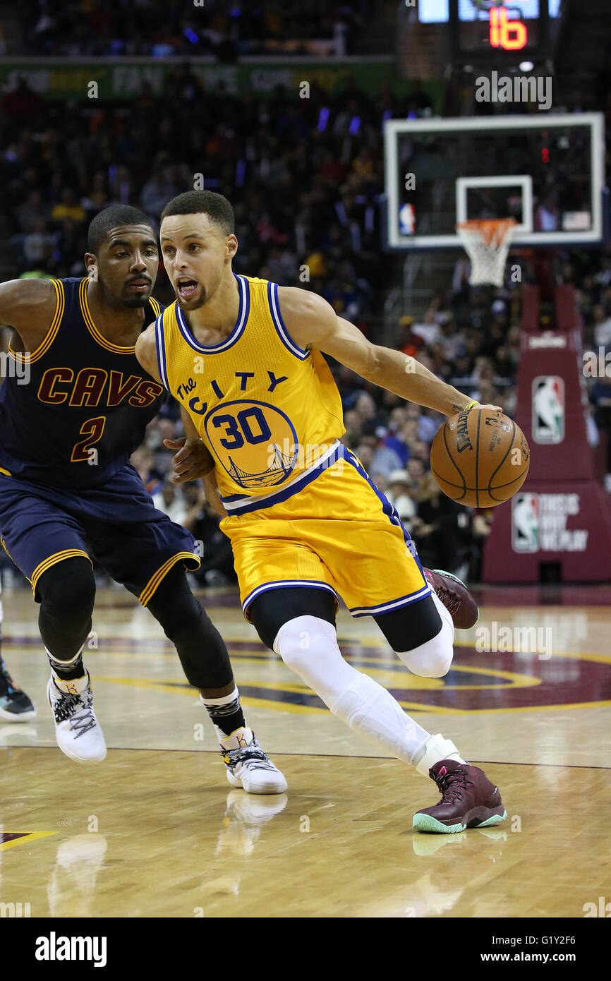 Cleveland, OH, Stati Uniti d'America. 18 gennaio, 2016. CLEVELAND, OH - Gennaio 18, 2016: LeBron James dei Cleveland Cavaliers versus Steph Curry di guerrieri del Golden State a dall'Arena Quicken Loans on gennaio 18, 2016 in Cleveland, OH. © Michael F. Mcelroy/ZUMA filo/Alamy Live News Foto Stock