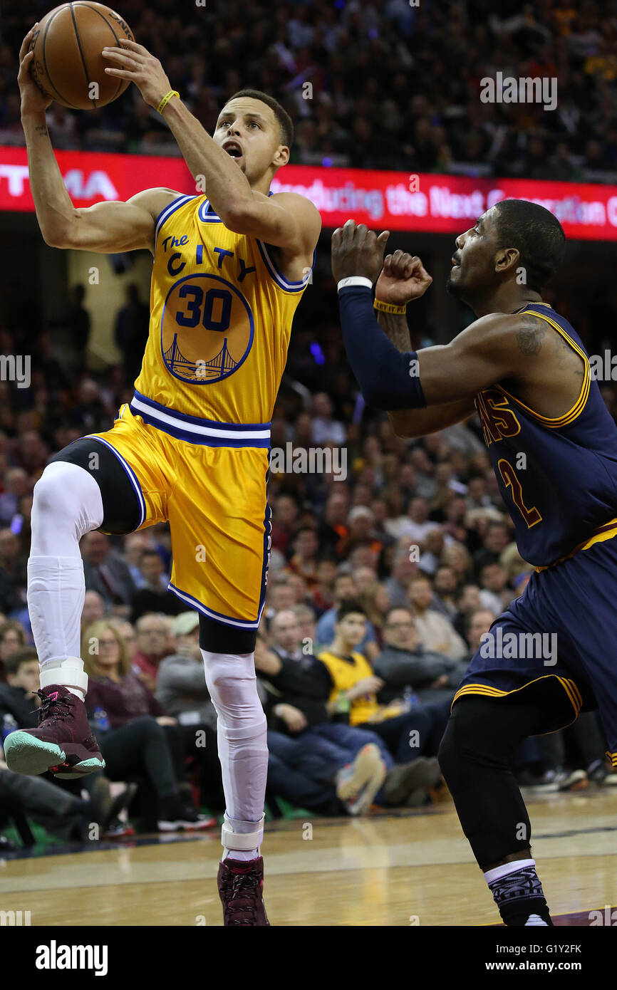 Cleveland, OH, Stati Uniti d'America. 18 gennaio, 2016. CLEVELAND, OH - Gennaio 18, 2016: LeBron James dei Cleveland Cavaliers versus Steph Curry di guerrieri del Golden State a dall'Arena Quicken Loans on gennaio 18, 2016 in Cleveland, OH. © Michael F. Mcelroy/ZUMA filo/Alamy Live News Foto Stock