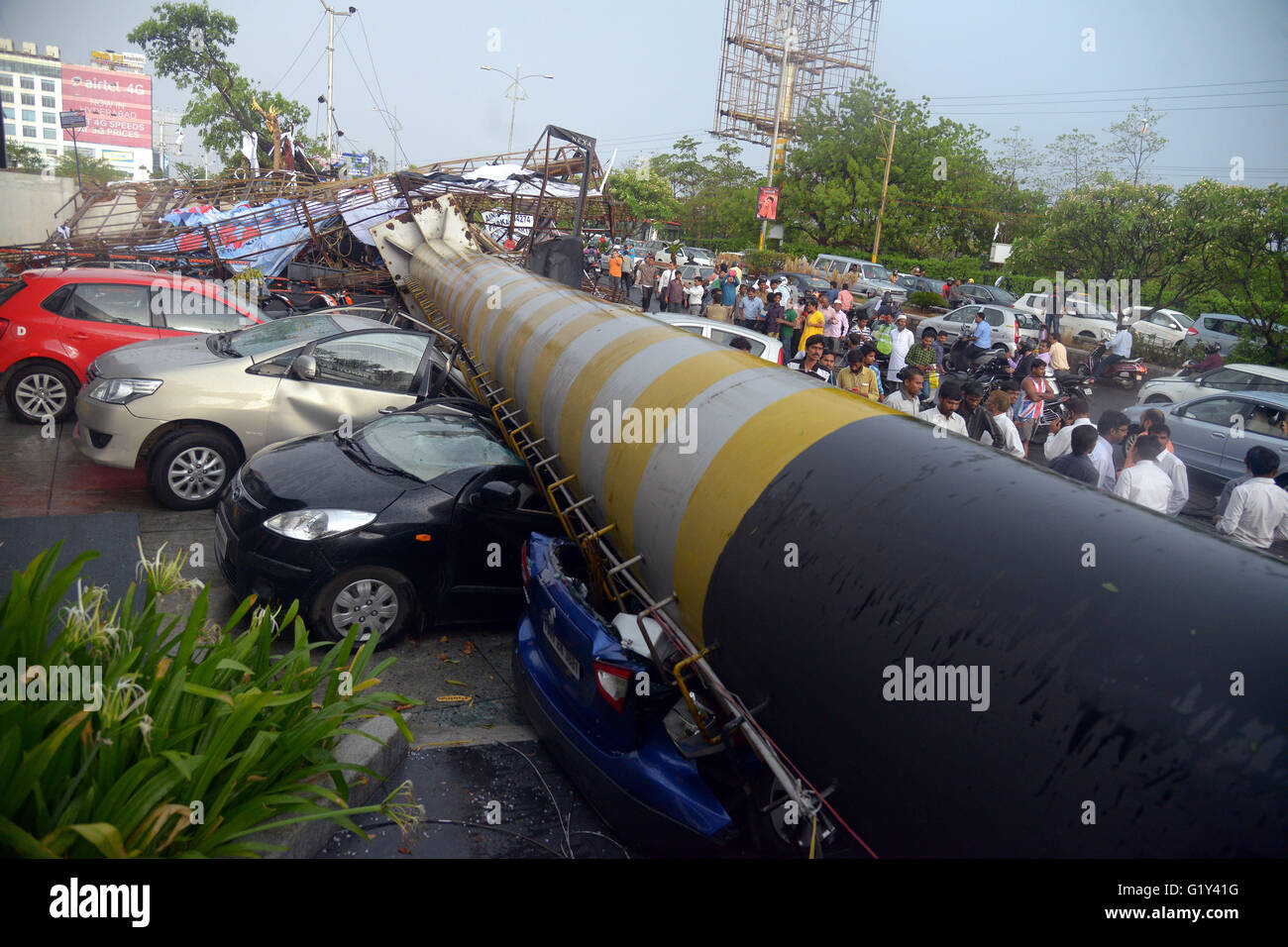 Hyderabad, India. Il 20 maggio 2016. Le automobili sono schiacciati sotto un grande pannello pubblicitario che cadde durante una pioggia pesante in Hyderabad, India, 20 maggio 2016. Credito: Stringer/Xinhua/Alamy Live News Foto Stock