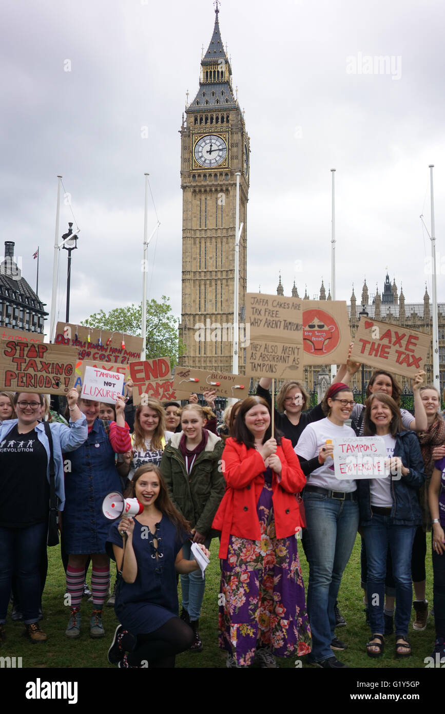 Londra, Regno Unito. 21 Maggio, 2016. Un gruppo di donne protestare contro tampone imposta che Osborne credo che ha rotto la promessa a piazza del Parlamento, Londra. Foto di credito: Vedere Li/Alamy Live News Foto Stock