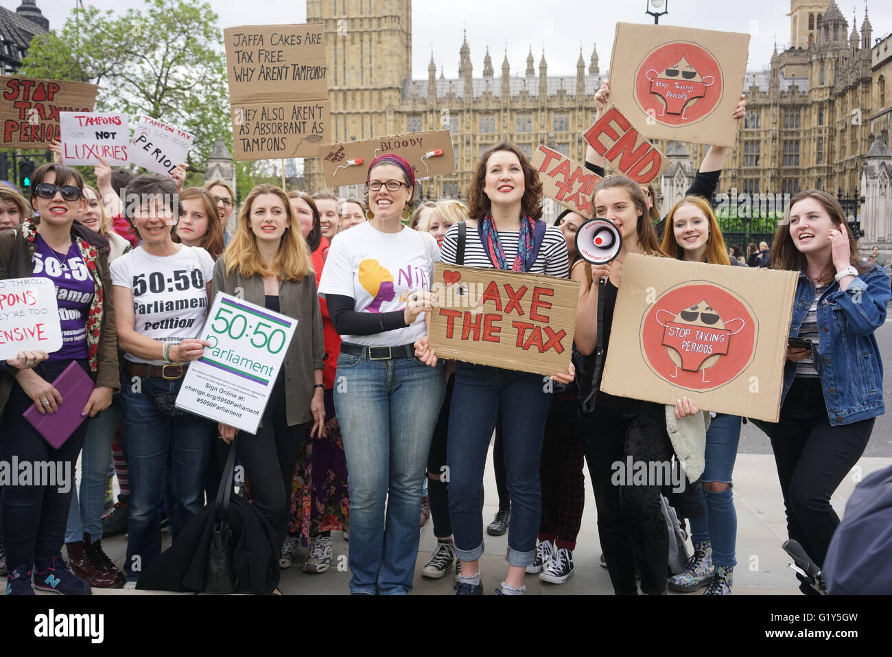 Londra, Regno Unito. 21 Maggio, 2016. Un gruppo di donne protestare contro tampone imposta che Osborne credo che ha rotto la promessa a piazza del Parlamento, Londra. Foto di credito: Vedere Li/Alamy Live News Foto Stock