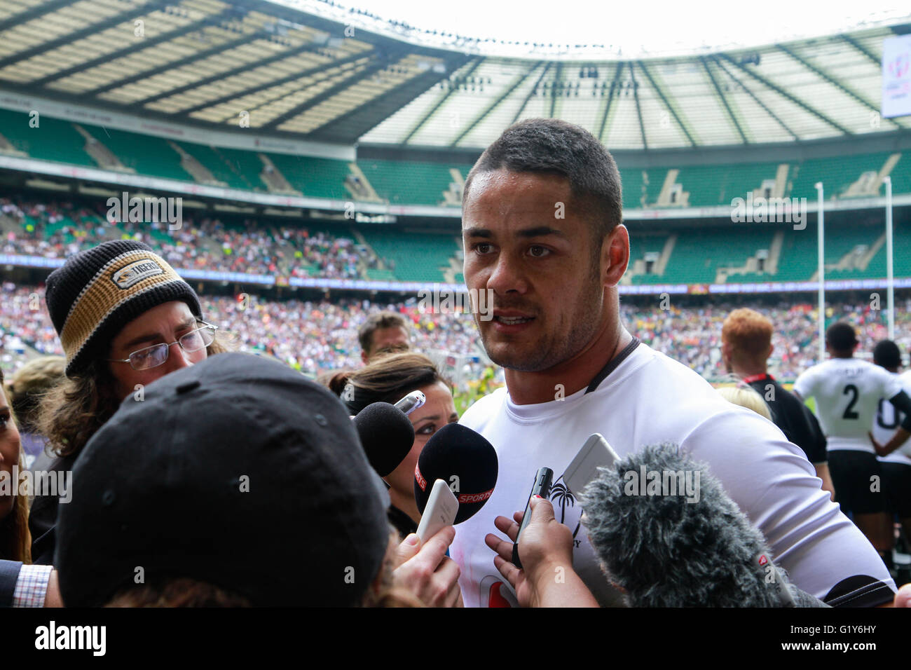 Londra, Regno Unito. 21 maggio 2016. Jarryd Hayne intervistata dalla stampa mondiale durante la HSBC London Sevens World Series a Twickenham. Hayne ha giocato per la NFL San Francisco 49ers prima di entrare a far parte di Figi nel tratto finale del Sevens World Series. Credito: Elsie Kibue / Alamy Live News Foto Stock