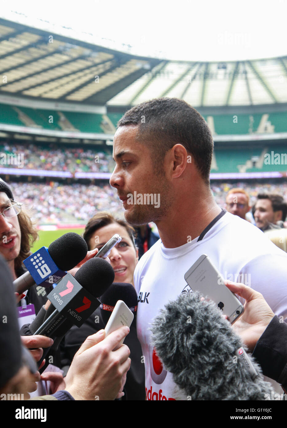 Londra, Regno Unito. 21 maggio 2016. Jarryd Hayne intervistata dalla stampa mondiale durante la HSBC London Sevens World Series a Twickenham. Hayne ha giocato per la NFL San Francisco 49ers prima di entrare a far parte di Figi nel tratto finale del Sevens World Series. Credito: Elsie Kibue / Alamy Live News Foto Stock