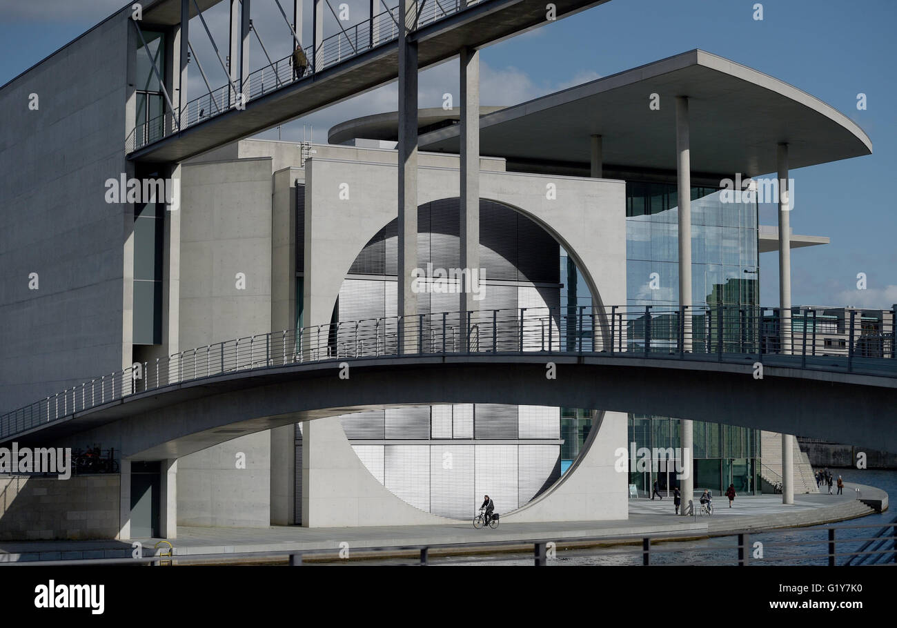 Berlino, Germania. Xx Apr, 2016. Il Marie Elisabeth Lueders casa illuminata dal sole di Berlino, Germania, 20 aprile 2016. Foto: RAINER JENSEN/dpa/Alamy Live News Foto Stock