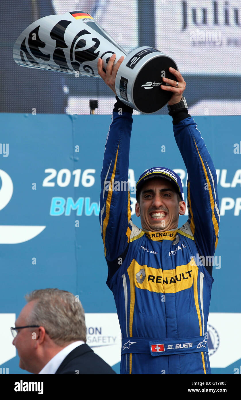 Berlino, Germania. 21 Maggio, 2016. Sebastien Buemi (Svizzera) dal Team Renault e.dighe celebra la sua vittoria dopo la FIA Formula sulla Karl-Marx-Allee Berlino, Germania, 21 maggio 2016. La formula E è il primo tutti elettrici serie di corse in tutto il mondo ed è stato in settembre 2014 nella sua prima stagione. Dieci squadre con un totale di 20 piloti riceveranno in dieci gare mondo contro l'altro. Foto: Jens BUETTNER/dpa/Alamy Live News Foto Stock