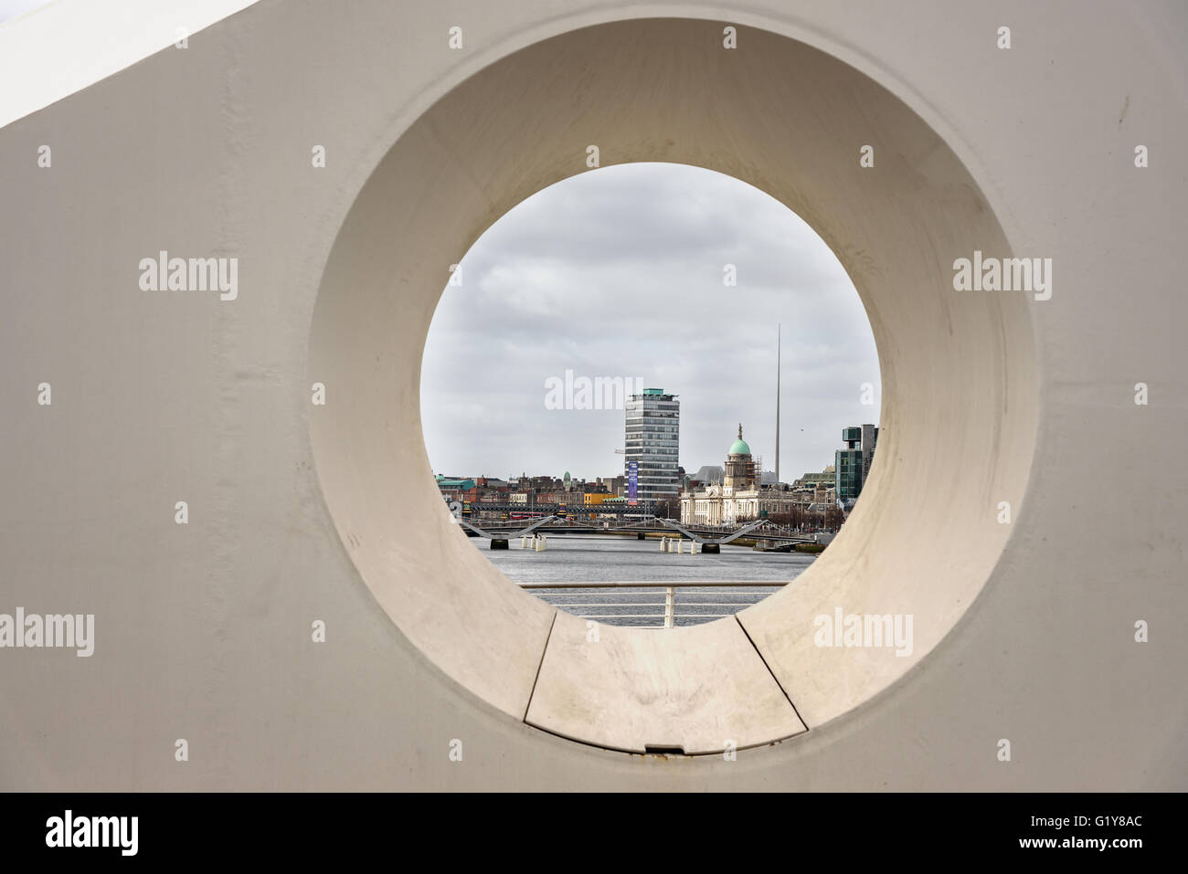 Un ponte che attraversa il fiume Liffey a Dublino, Irlanda Foto Stock