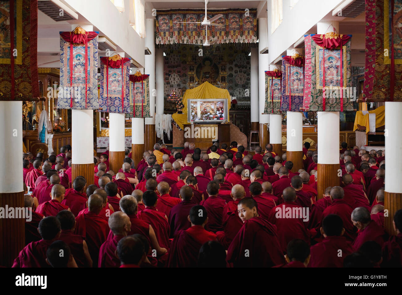 Centinaia di monaci tibetani, monache e altri devoti si riuniscono per il quinto giorno di insegnamenti di Sua Santità il Dalai Lama. Foto Stock