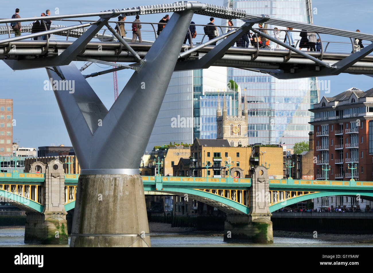 Il Millennium Bridge, Londra UK, con la Southwark Cathedral in background Foto Stock