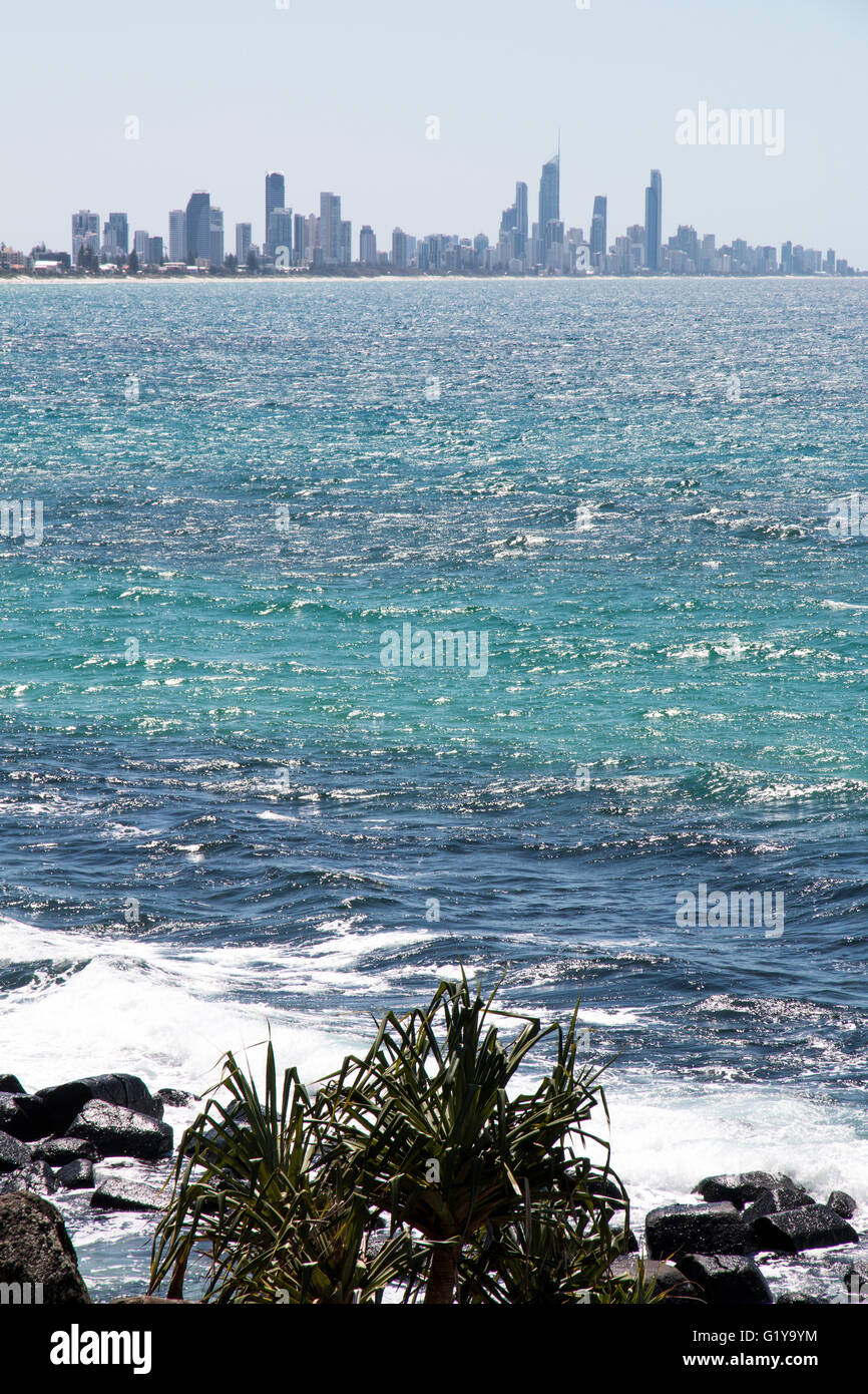 Lo skyline di Gold Coast attraverso l'oceano da Burleigh capi Foto Stock