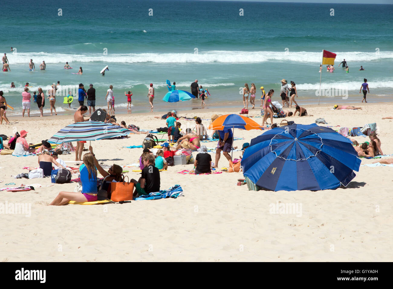 Le persone che si godono la spiaggia e caldo sulla Gold Coast di Queensland in Australia Foto Stock