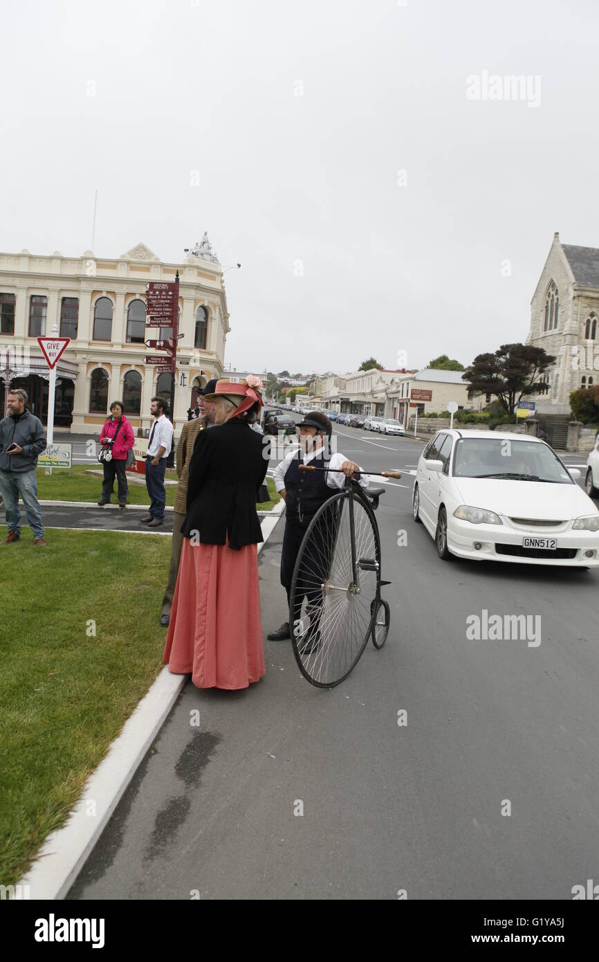 Persone che parlano in costume vecchio prima di Victorian Fete 2013 iniziano, Oamaru, Nuova Zelanda Foto Stock