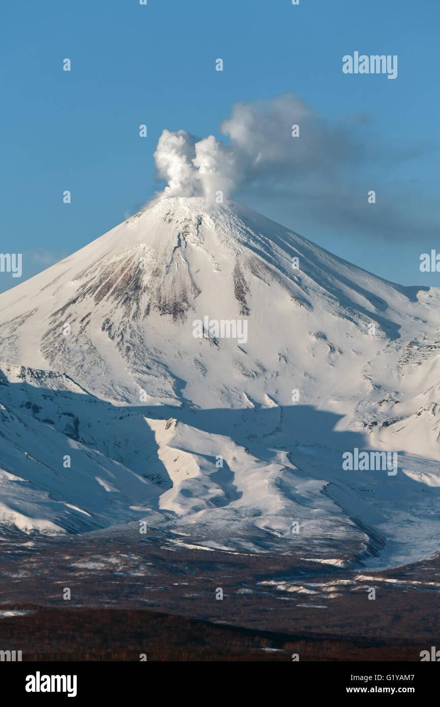Bellissimo paesaggio vulcanico: Vulcano Avachinsky - vulcano attivo della penisola di Kamchatka Foto Stock