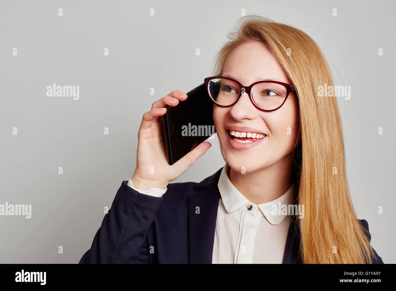 Sorridente imprenditrice chiamando con il suo smartphone Foto Stock
