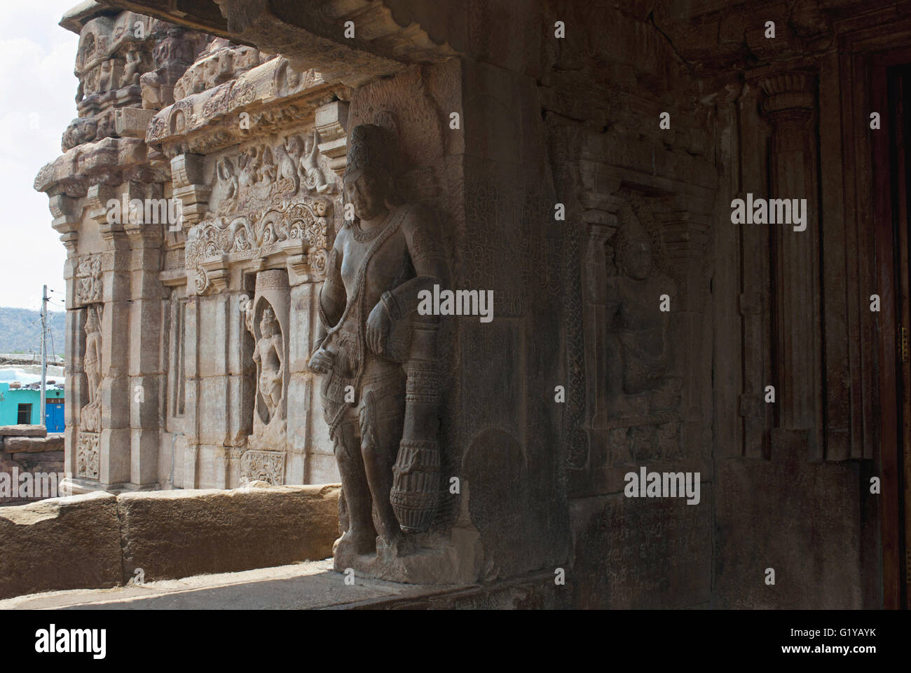 Saiva dvara-pala sulla sinistra e Padmanidhi; un semi essere divino, ingresso orientale, Tempio Virupaksha, Pattadakal tempio complesso, Karnataka, India Foto Stock