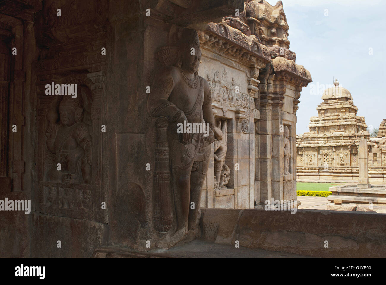 Saiva-dvara-pala sulla sinistra e sankhanidhi; un semi essere divino, ingresso orientale, Tempio Virupaksha, Pattadakal tempio complesso, Karnataka, India Foto Stock