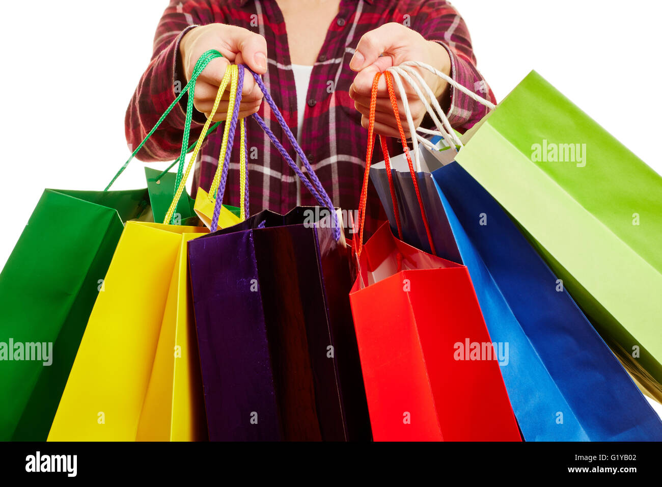 Le mani di una donna portare un sacco di colorati borse per lo shopping Foto Stock
