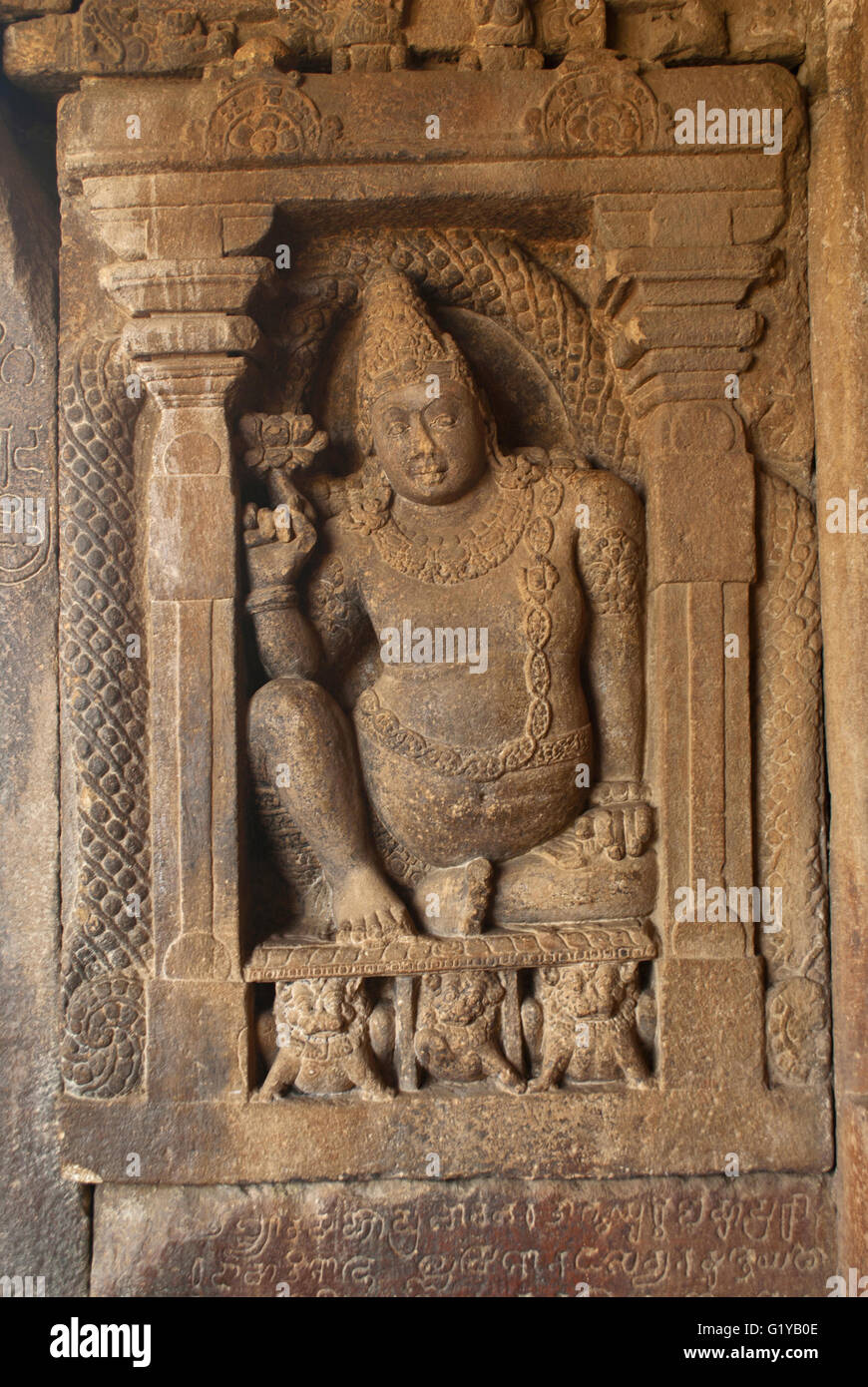 Figura scolpita di Padmanidhi; un semi essere divino, sinistra panle, ingresso orientale, Tempio Virupaksha, Pattadakal tempio complesso, Pattadakal, Karnataka Foto Stock