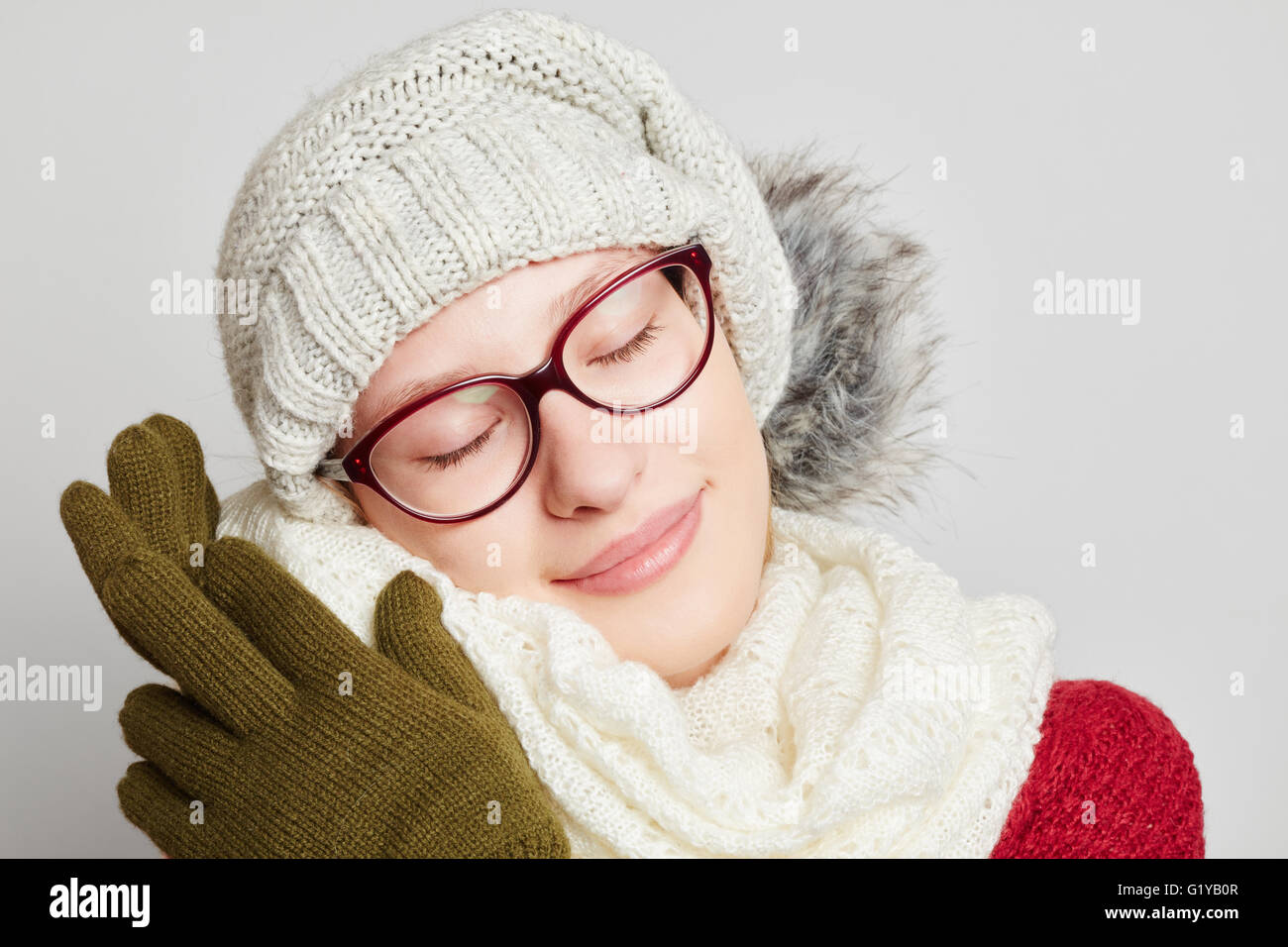 Donna che indossa gli occhiali di coccole con la sua sciarpa in inverno Foto Stock