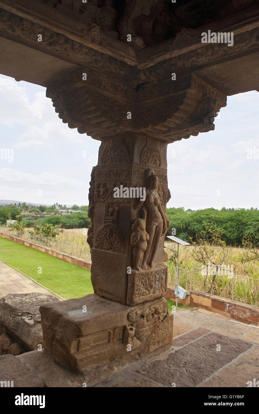 Figura scolpita di una snella lady tenendo un lotus bud nella sua mano. Vi una femmina nana accanto a lei. Montanti anteriori della mukha-mandapa. Tempio Papanatha Foto Stock