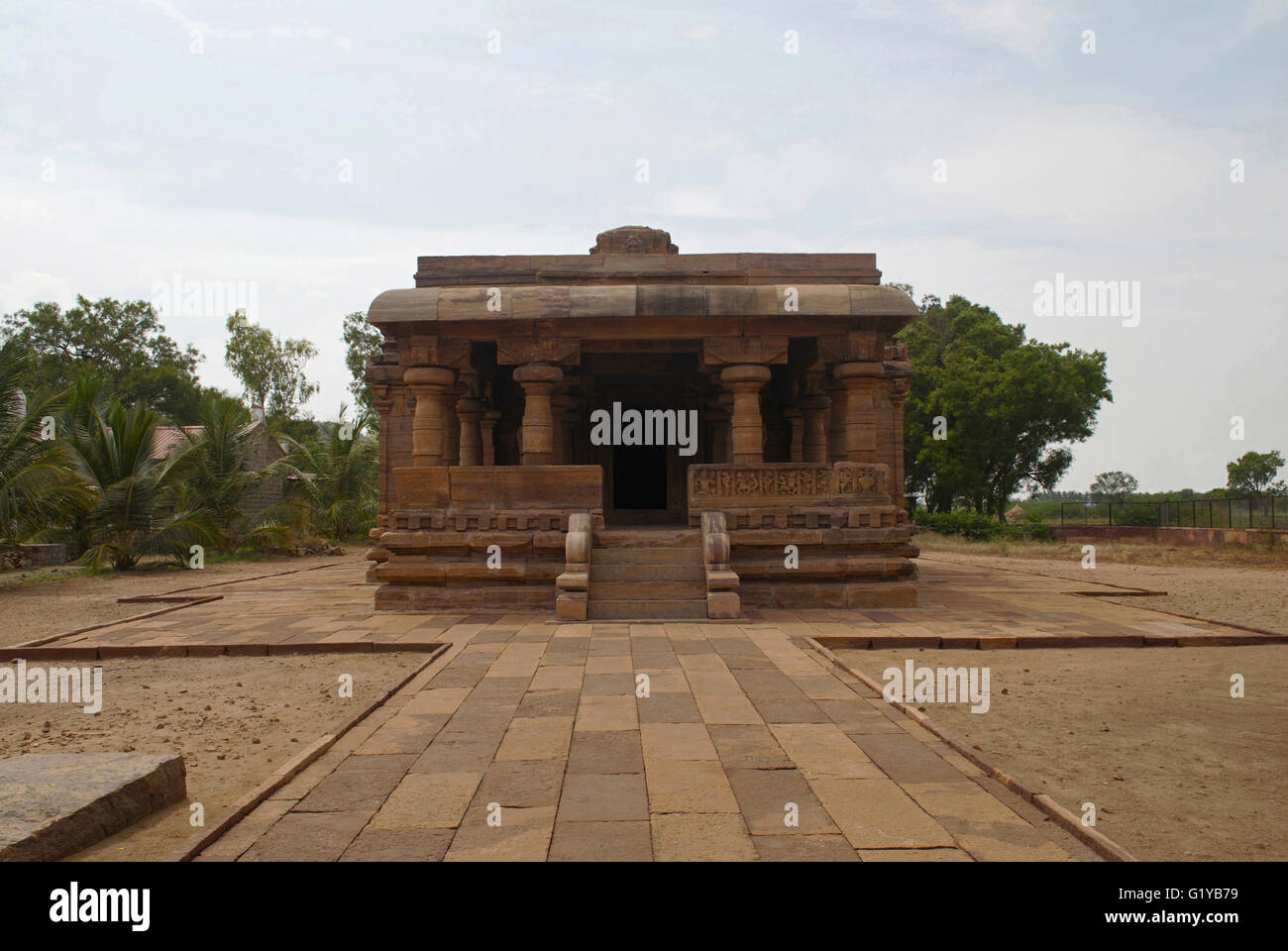 Tempio Jain, Jinalaya, noto come Jaina Narayana, Pattadakal, Karnataka, India. Vista frontale. Foto Stock
