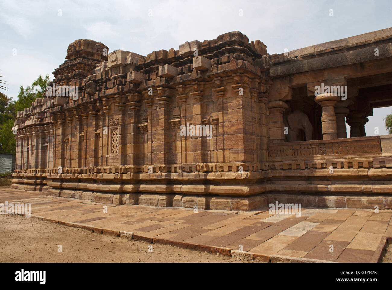 Tempio Jain, Jinalaya, noto come Jaina Narayana, Pattadakal, Karnataka, India. Vista sud-est. Llarge pillared mukha mandapa è visto Foto Stock