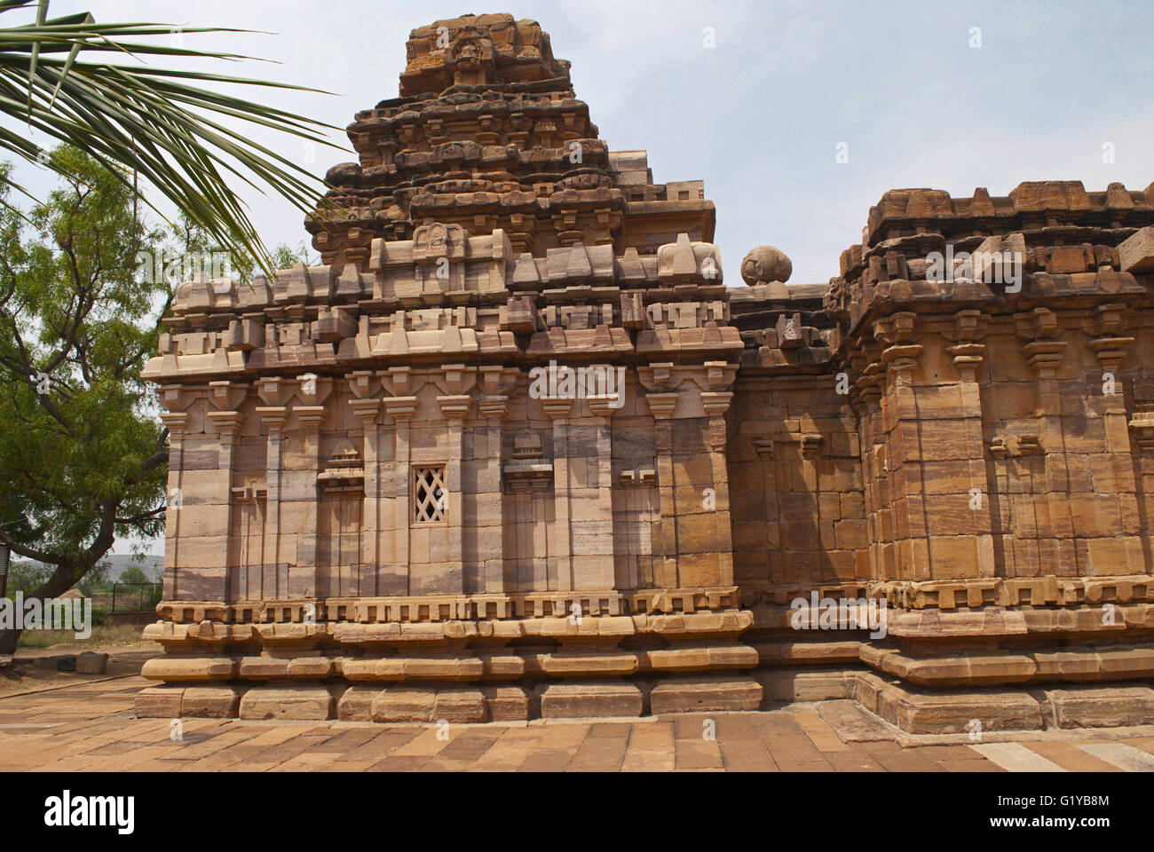 Dravidico vimana sikhara di stile e una vista del Devakoshthas sulla parete sud. Tempio Jain, Jinalaya, Pattadakal, Karnataka, India Foto Stock