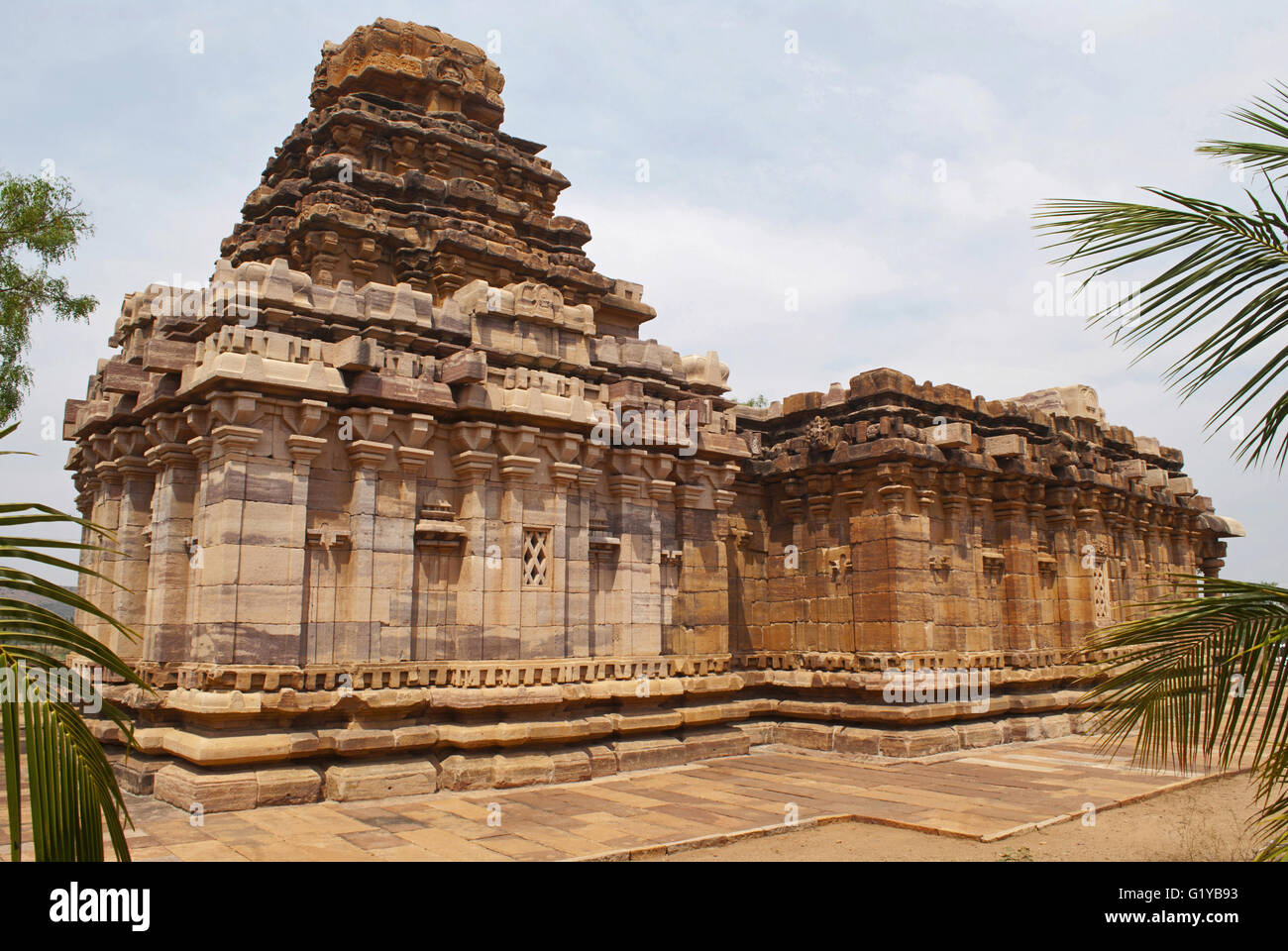 Dravidico vimana sikhara di stile e una vista del Devakoshthas sulla parete sud. Tempio Jain, Jinalaya, noto come Jaina Narayana, Pattadakal, Karnataka Foto Stock