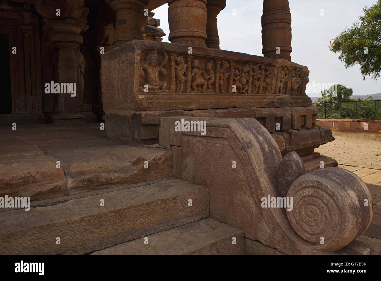 Incisioni sul pannello di ingresso. Tempio Jain, noto come Jaina Narayana, Pattadakal, Karnataka, India. Foto Stock