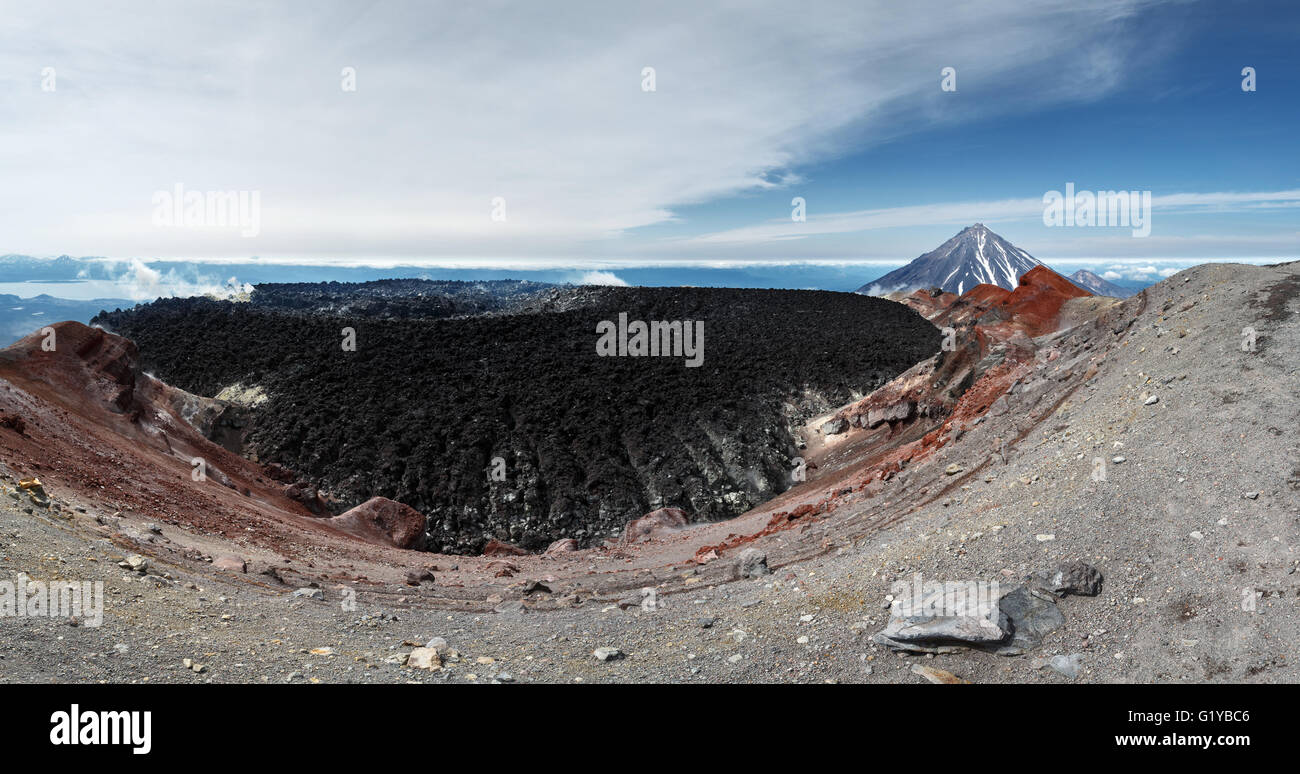 Bellissima vista panoramica paesaggio vulcanico del vulcano attivo della penisola di Kamchatka: vista del cratere di Vulcano Avachinsky sullo sfondo Foto Stock