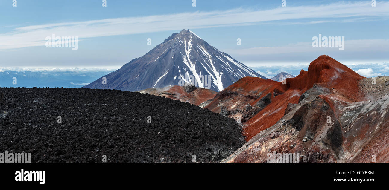 Bellissimo paesaggio vulcanico: vista panoramica del cratere attivo vulcano Avachinsky sulla penisola di Kamchatka su sfondo popolare Koryak Vol Foto Stock