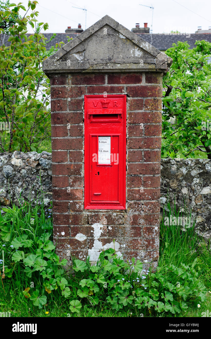 Centro rurale post box set in piccoli costruito in mattoni Inghilterra Tower Regno Unito Foto Stock
