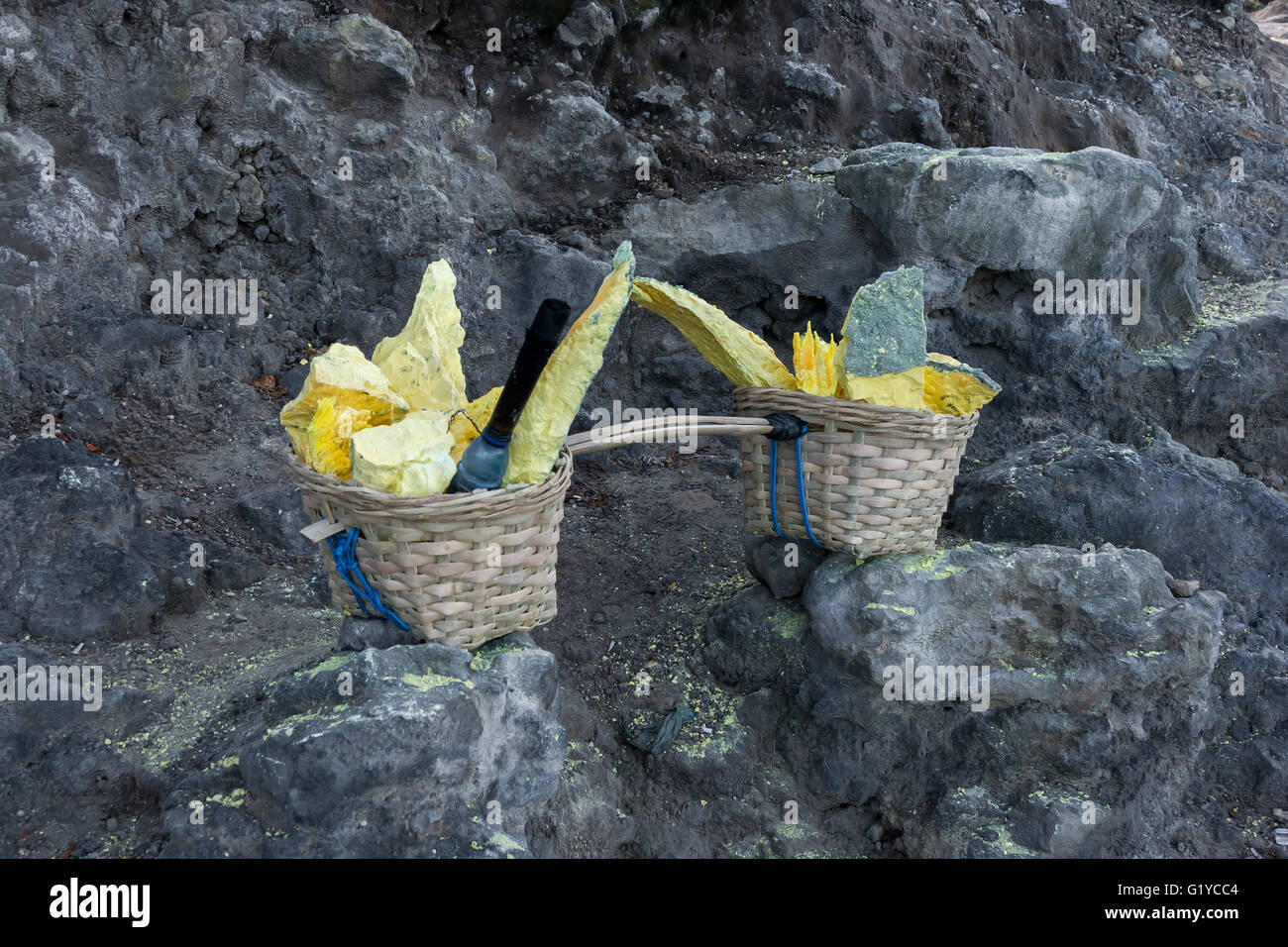 Miniere di zolfo a Kawa Ijen Volcano, Java Indonesia. Foto Stock