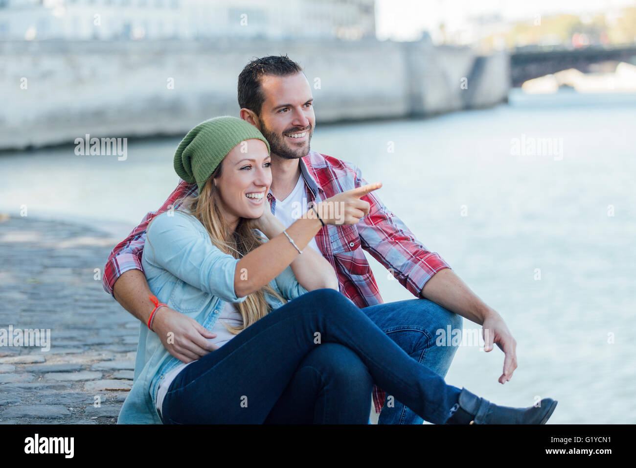 Coppia giovane in visita a Parigi Foto Stock