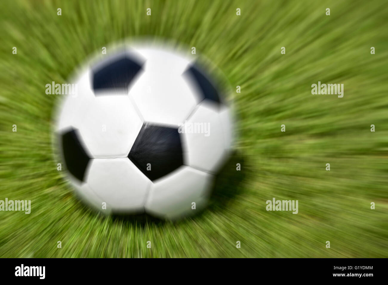 Modello di tergitura bianco nero soccer, una palla di cuoio e di erba Foto Stock