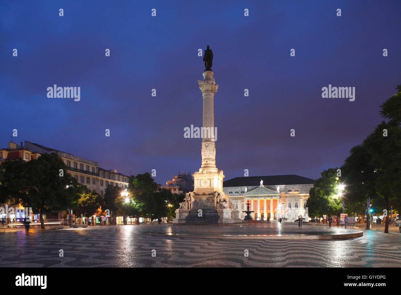 Monumento di Dom Pedro IV, Teatro Nazionale a Rossio al crepuscolo, Lisbona, Portogallo Foto Stock