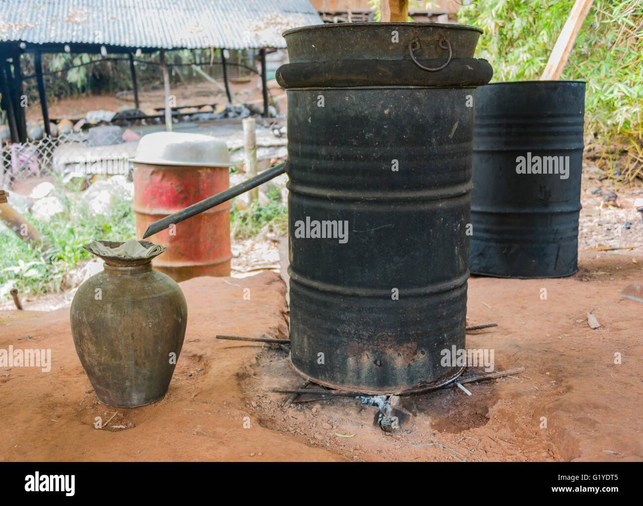 Distilleria per la produzione di Lao Loa, il vino di riso, cantato ha, Provincia Louangphabang, Laos Foto Stock