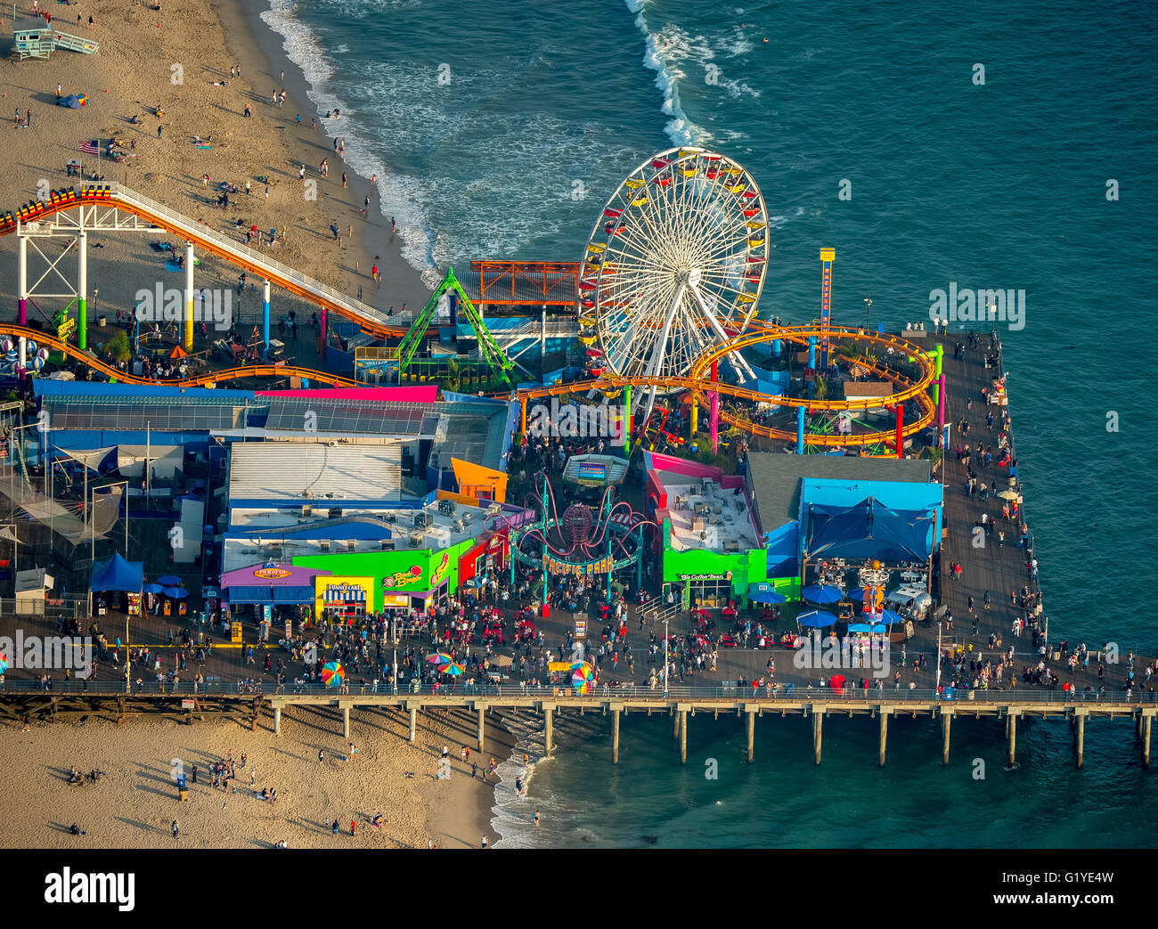 Oceano Pacifico e sul molo di Santa Monica con montagne russe e la ruota panoramica Ferris, Marina del Rey, Contea di Los Angeles, California, Stati Uniti d'America Foto Stock