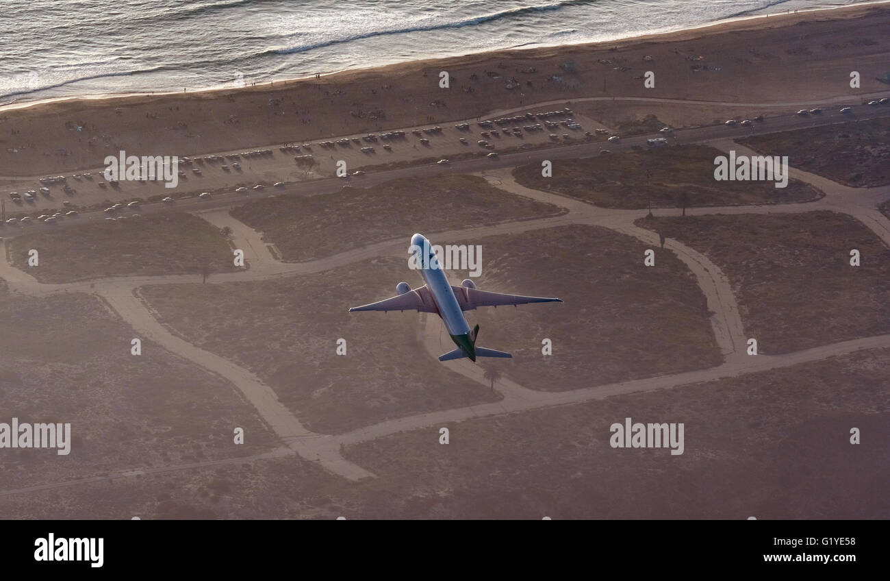 Aeroporto Internazionale di Los Angeles LAX, pista, jet in decollo, Los Angeles, nella contea di Los Angeles, California, Stati Uniti d'America Foto Stock
