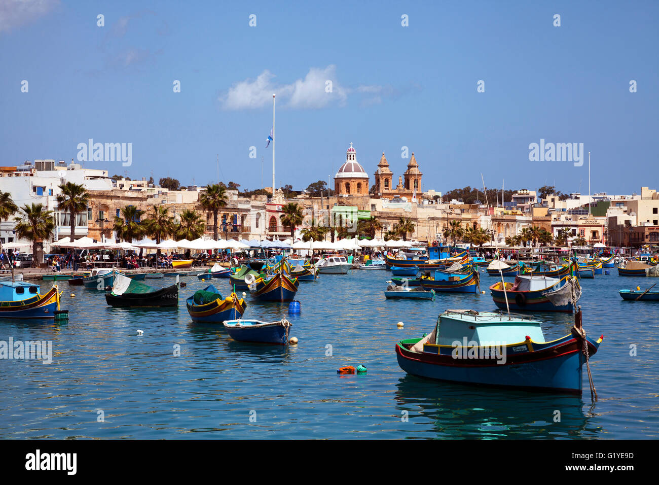 Luzzus, tipico colorate barche da pesca, porto di Marsaxlokk, Malta Foto Stock