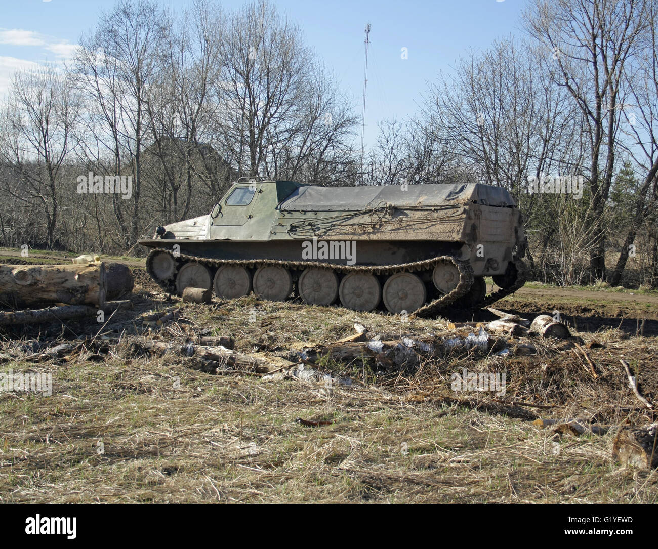 Grandi e vecchi, vintage veicolo fuoristrada sulle vie Foto Stock