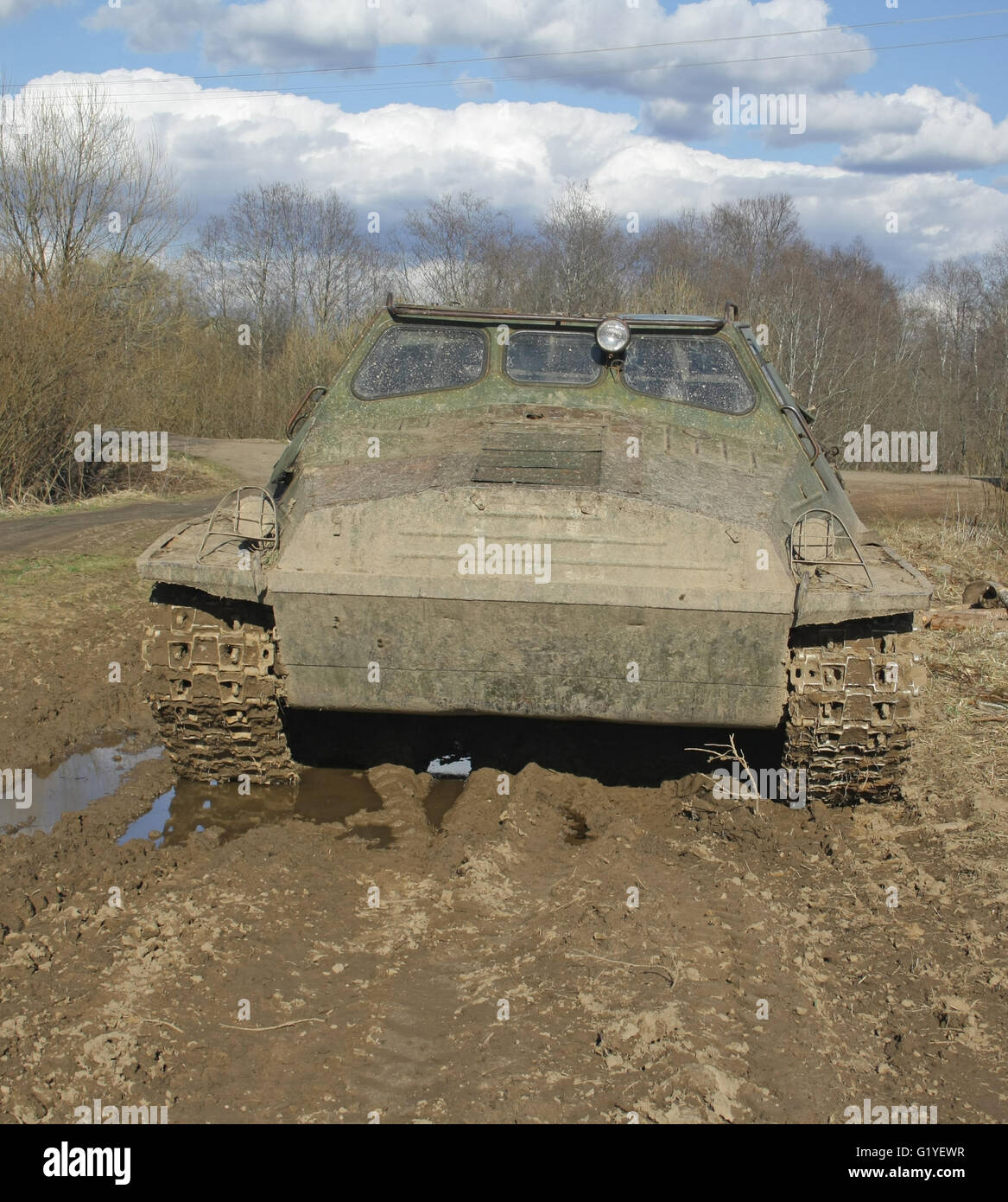 Grandi e vecchi, vintage veicolo fuoristrada sulle vie Foto Stock