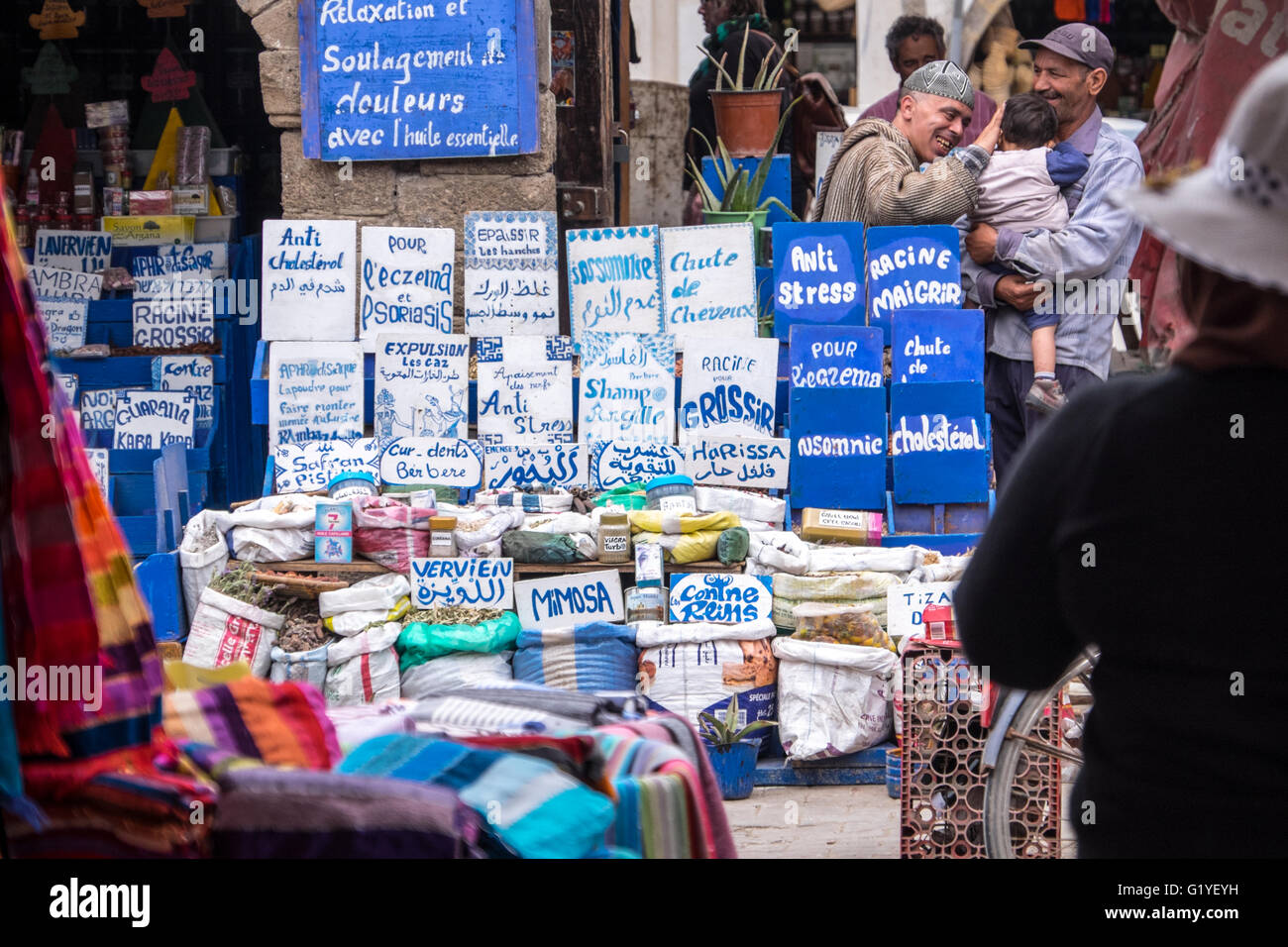 Rimedi a base di erbe per la vendita all'interno della vivace medina (città vecchia) di Essaouira, Marocco Foto Stock