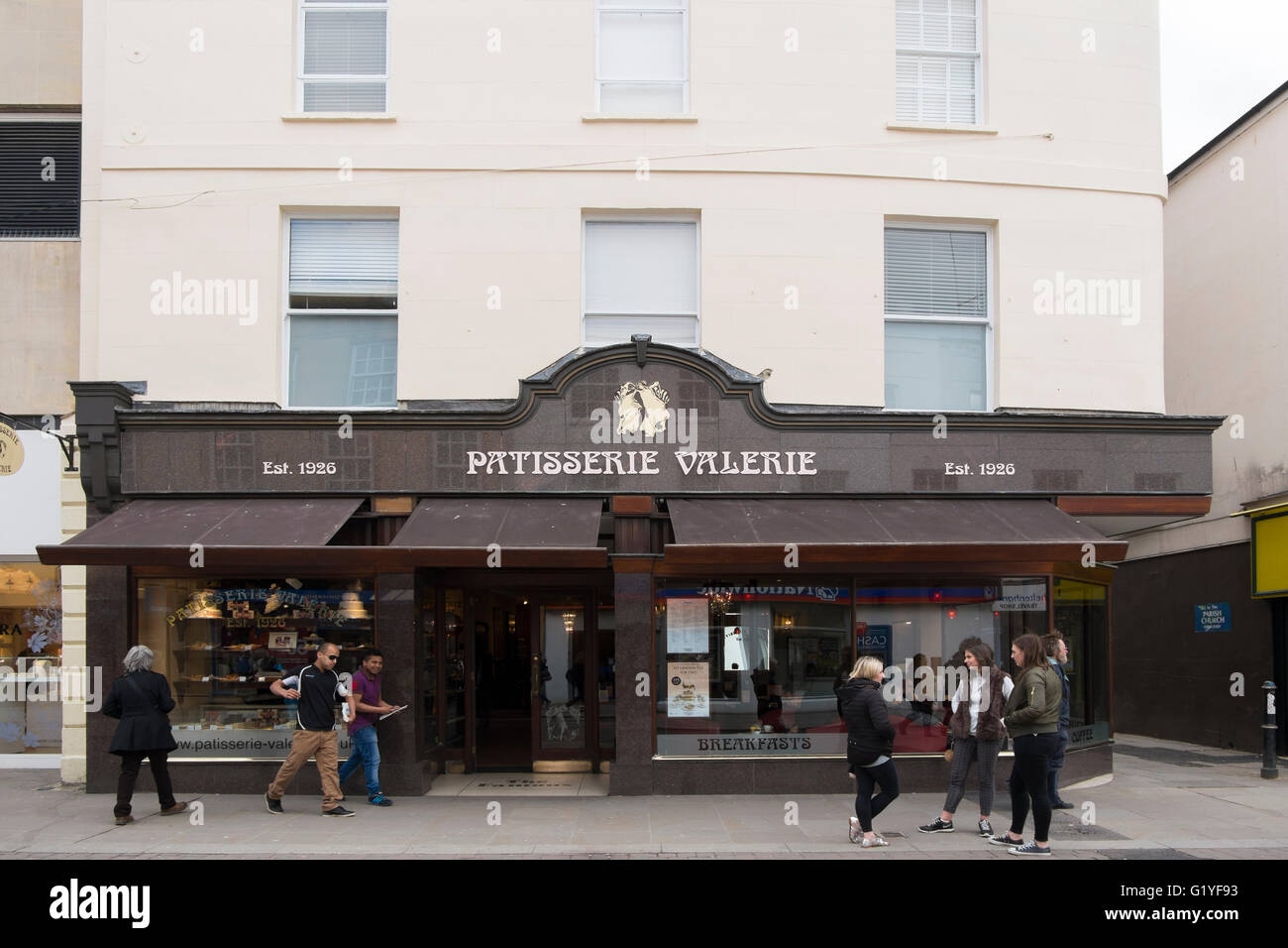 Patisserie Valerie cafe su High Street a Cheltenham, Gloucestershire, Regno Unito Foto Stock