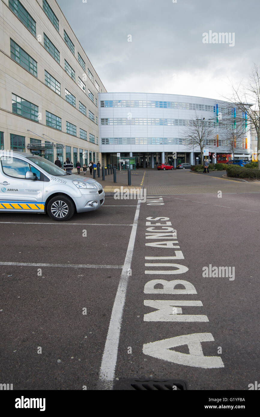 Ambulanza parcheggiata presso il Great Western Hospital di Swindon, Wiltshire, Regno Unito Foto Stock