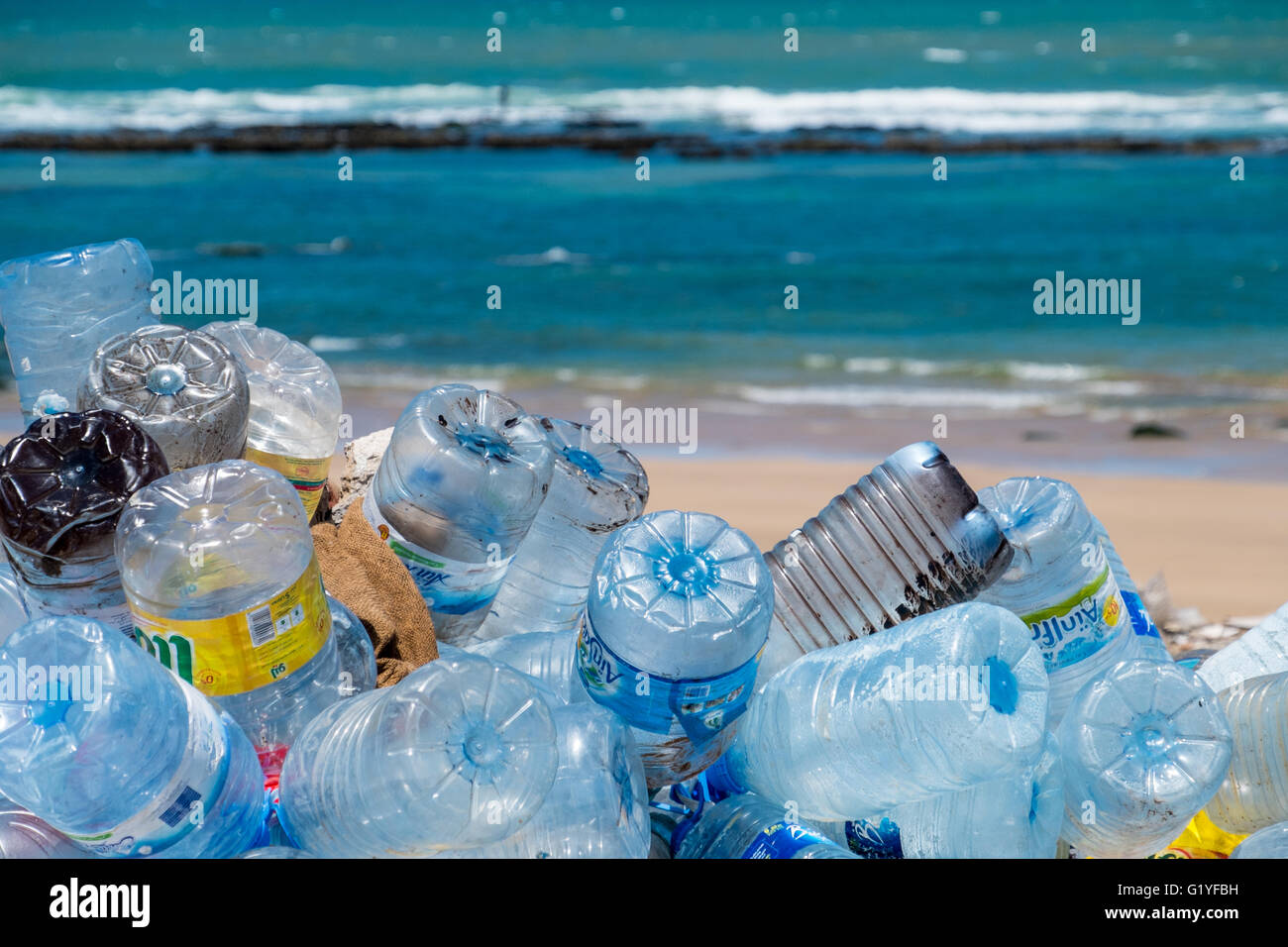 Rifiuti oggetto di pratiche di dumping su una spiaggia della costa atlantica del Marocco Foto Stock