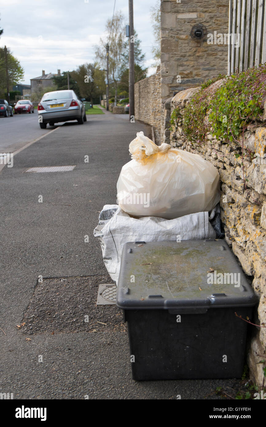 I rifiuti e il riciclaggio sacchi su una strada di Fairford, Gloucestershire, Regno Unito Foto Stock