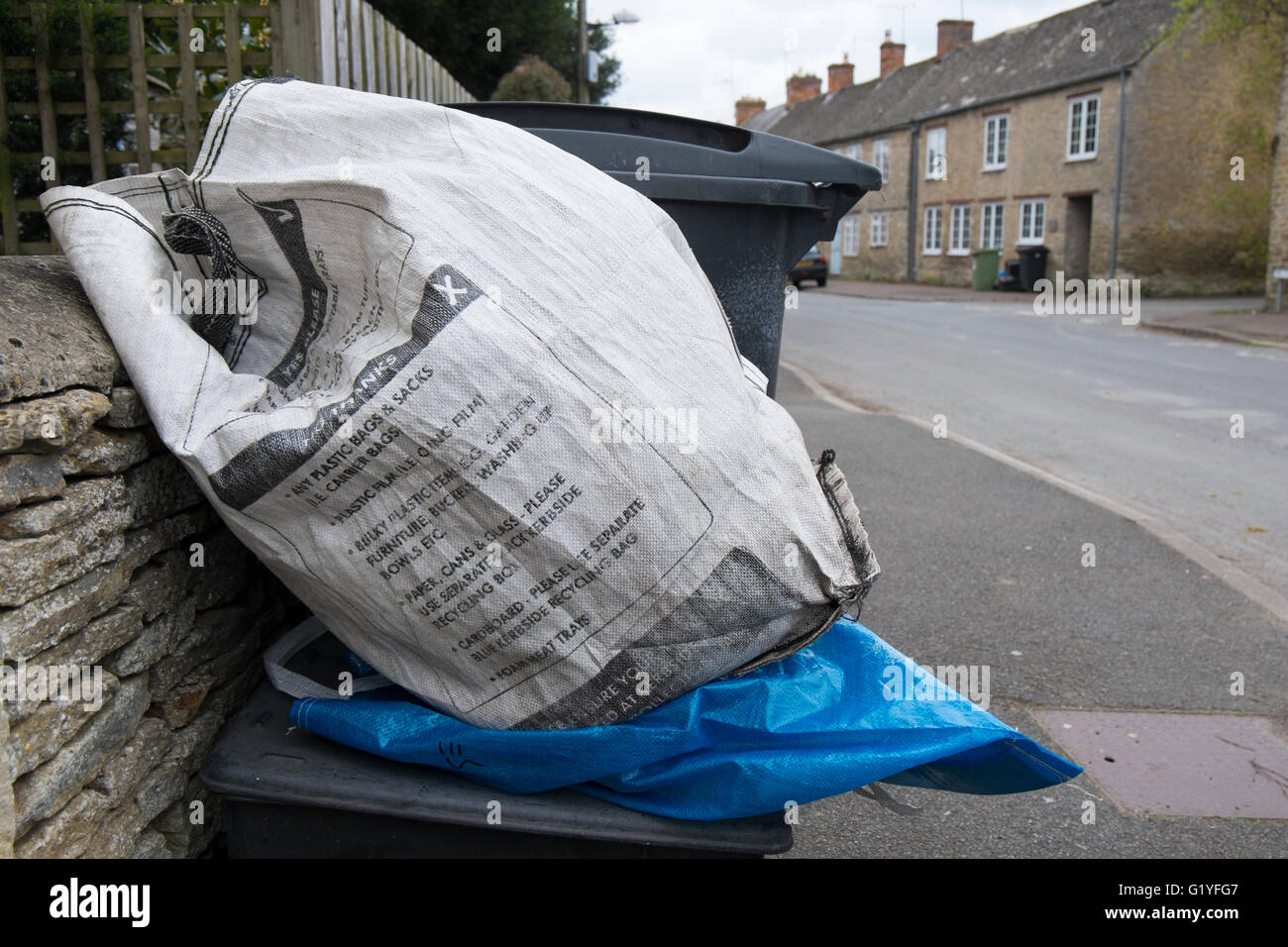 I rifiuti e il riciclaggio sacchi su una strada di Fairford, Gloucestershire, Regno Unito Foto Stock