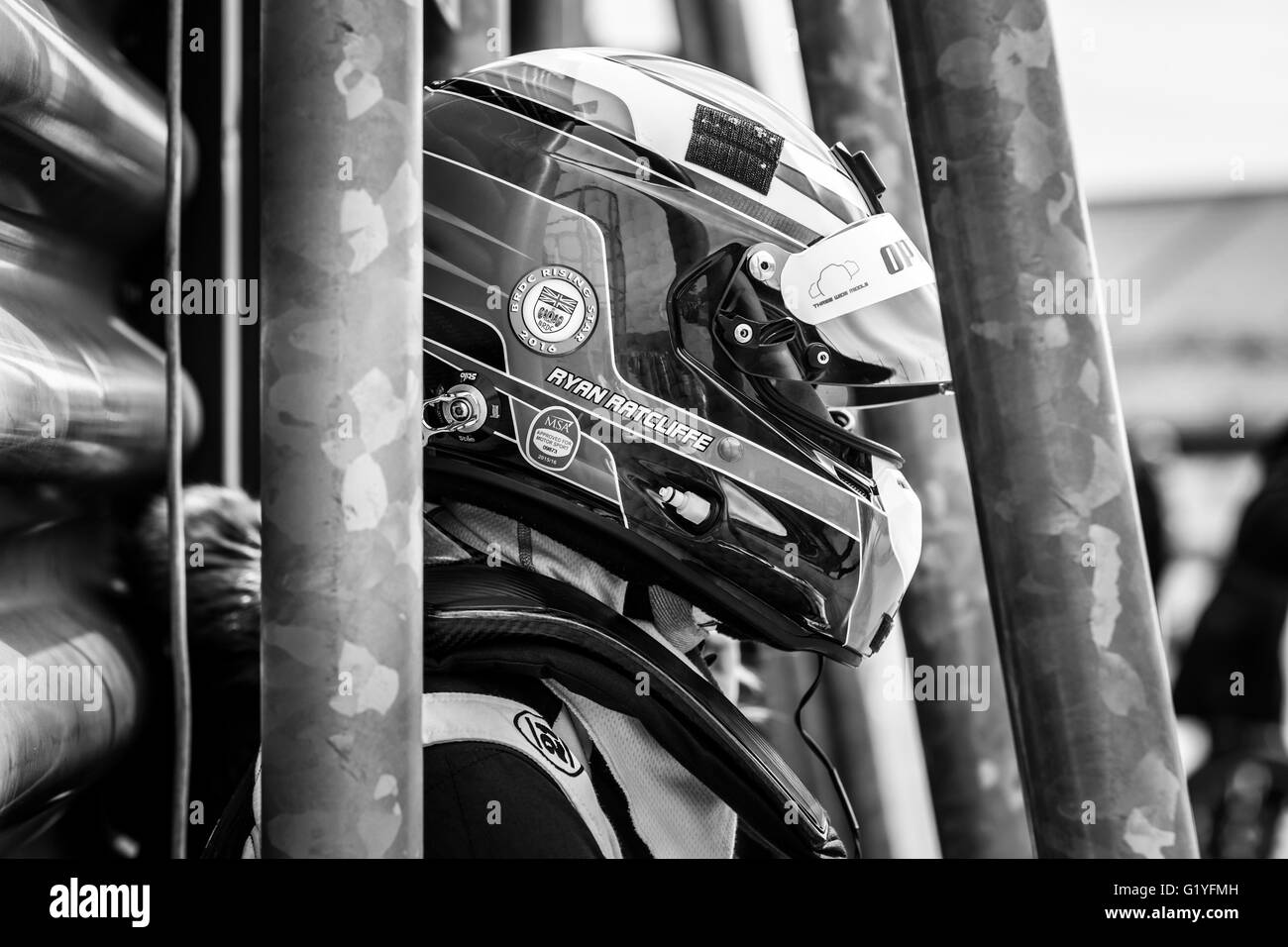 Il circuito di Rockingham, UK. Il 30 aprile, 2016. BritishGT presso il Circuito di Rockingham. Ryan Ratcliffe ottenere pronto per la gara. Foto Stock