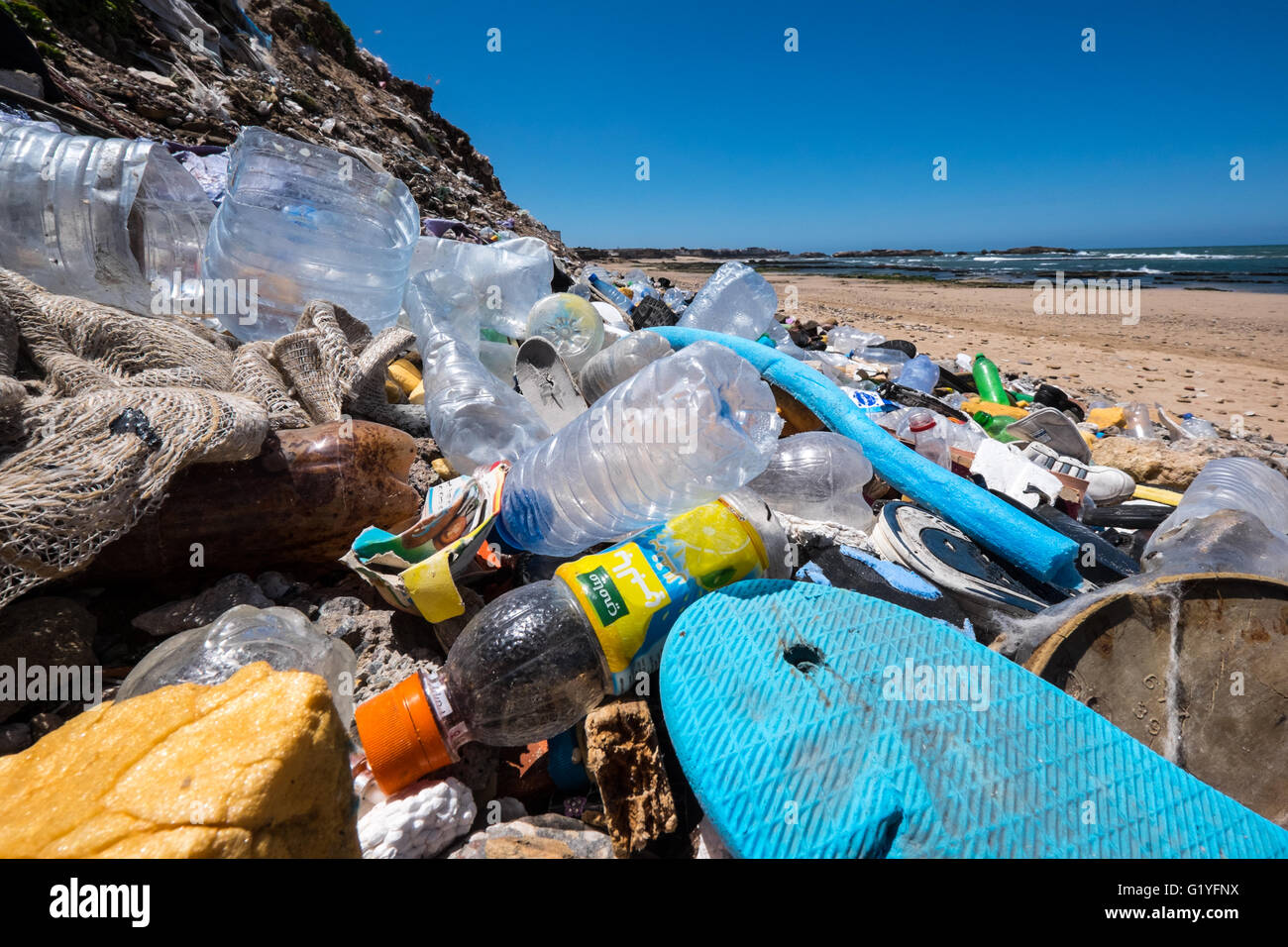 Rifiuti oggetto di pratiche di dumping su una spiaggia della costa atlantica del Marocco Foto Stock