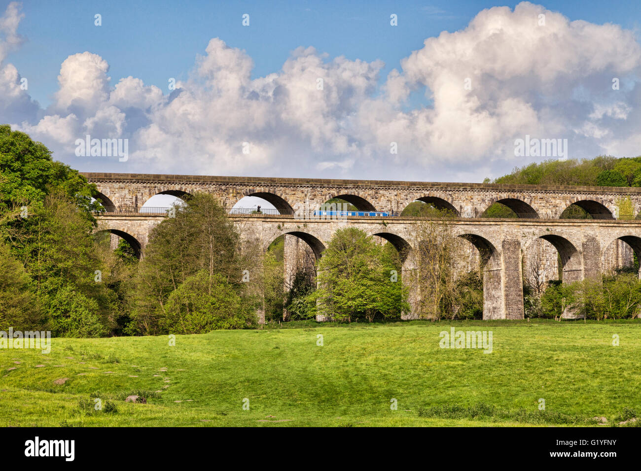 Chirk acquedotto e viadotto, con un narrowboat attraversando l'acquedotto, Chirk, un sito del Patrimonio Mondiale in County Borough di... Foto Stock